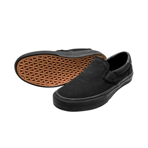 STRAYE Ventura Triple Black -slip-on. Vegaaninen skeittikenkä AcidDrop-pohjallisella.