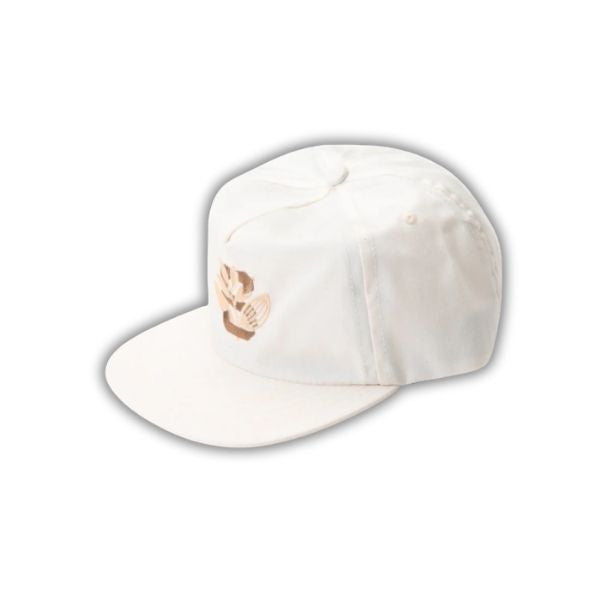 State Footwear X Magenta Desert Camper Hat -lippis, kermanvalkoinen 5-paneelinen hattu autiomaa-aiheisella kirjailulla.